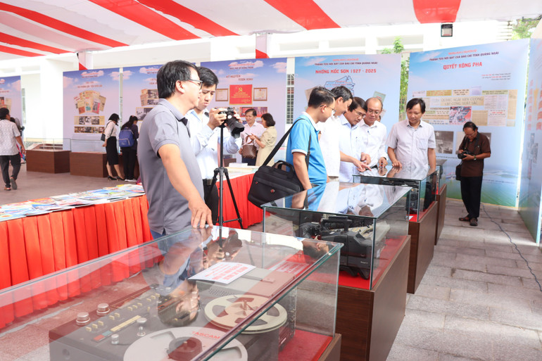 Các đại biểu tham quan gian trưng bày các hiện vật, ấn phẩm báo chí.