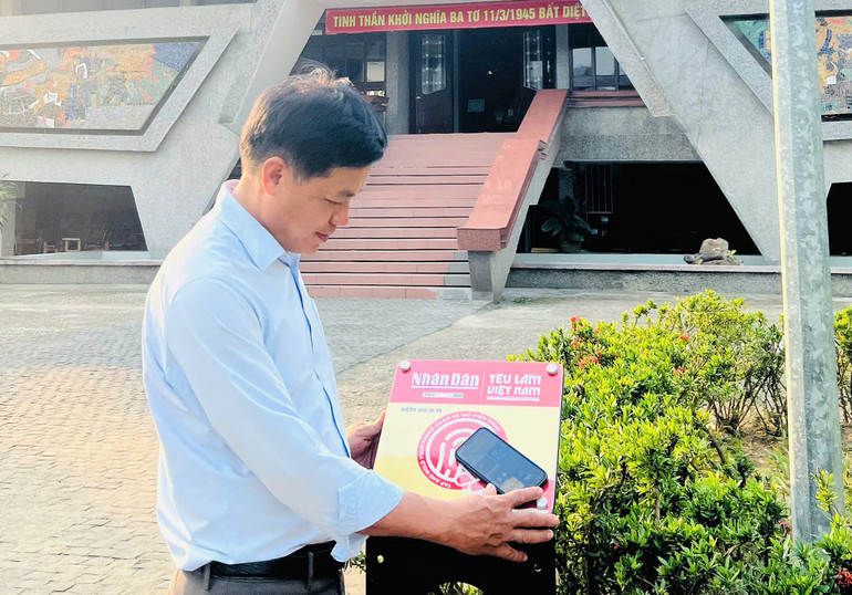 Người dân Ba Tơ trải nghiệm dự án tại Bảo tàng Khởi nghĩa Ba Tơ.