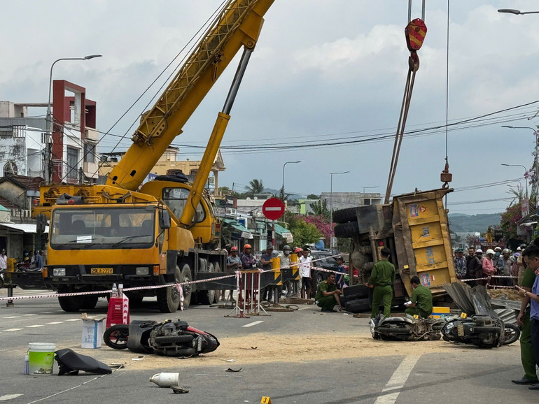 Lực lượng chức năng nhanh chóng tiếp cận hiện trường điều tra, làm rõ nguyên nhân xảy ra tai nạn.