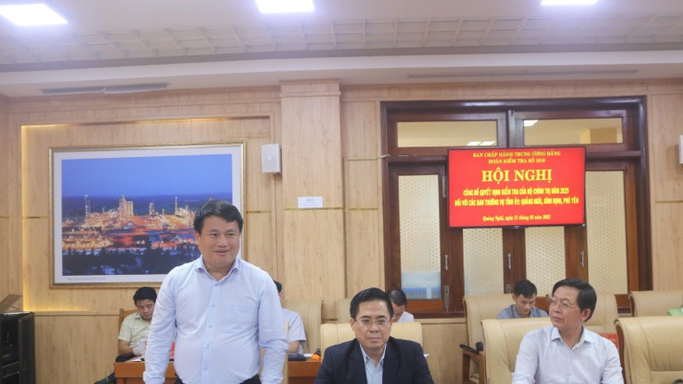 Phó Bí thư Thường trực Tỉnh ủy, Trưởng đoàn Đại biểu Quốc hội tỉnh Quảng Ngãi Đặng Ngọc Huy báo cáo với Đoàn kiểm tra tại hội nghị.