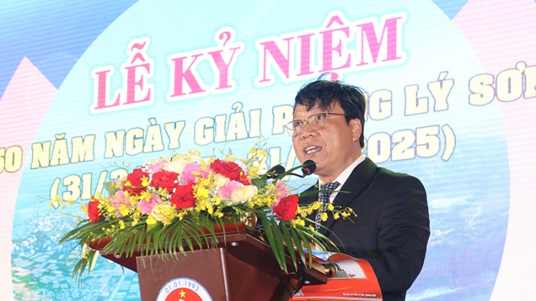 Bí thư Huyện ủy Lý Sơn Nguyễn Minh Trí đọc diễn văn tại buổi lễ.