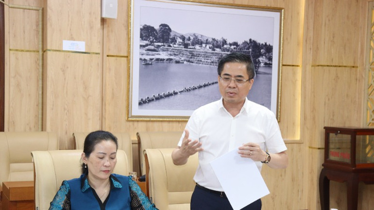 Chủ tịch Ủy ban nhân dân tỉnh Quảng Ngãi Nguyễn Hoàng Giang phát biểu thảo luận tại phiên họp. Chủ tịch Ủy ban nhân dân tỉnh Quảng Ngãi Nguyễn Hoàng Giang phát biểu thảo luận tại phiên họp.