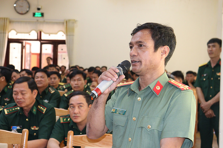 Đại diện cử tri Công an tỉnh Quảng Ngãi chia sẻ nguyện vọng tại buổi tiếp xúc.