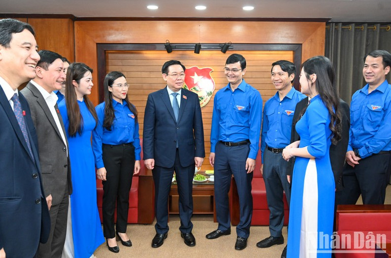 Chủ tịch Quốc hội Vương Đình Huệ trò chuyện với các đại biểu. (Ảnh: DUY LINH)