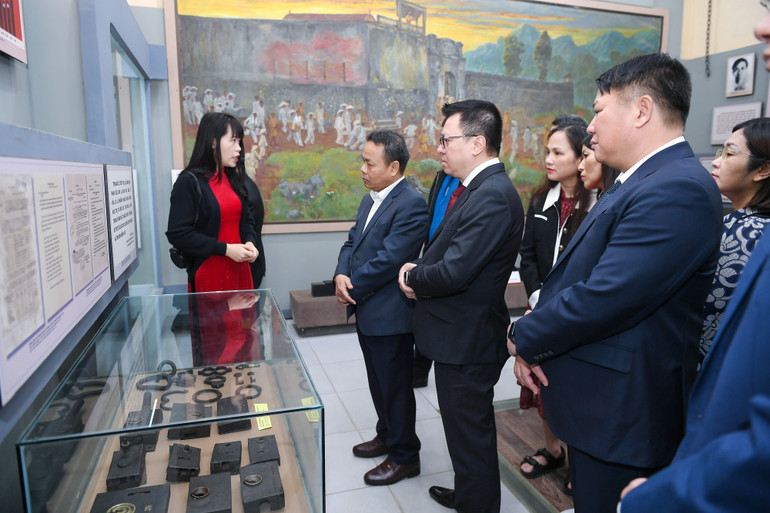 Đoàn công tác Báo Nhân Dân tìm hiểu lịch sử về nhà tù Sơn La, tháng 8/1941 đã từng giam giữ cố nhà báo Hoàng Tùng (Báo Nhân Dân).