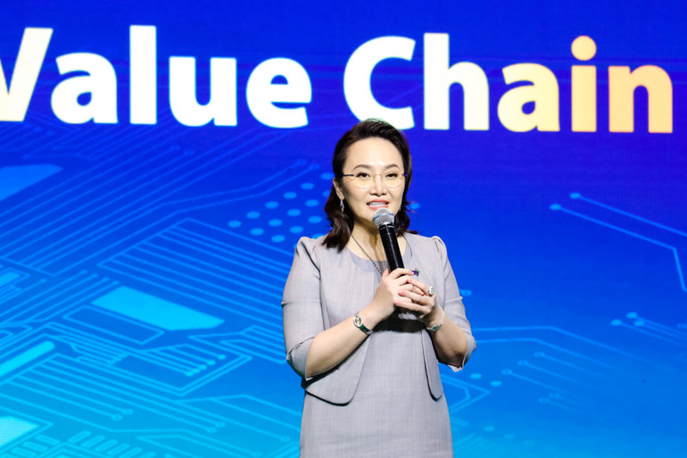 Bà Đặng Huỳnh Ức My – Phó Chủ tịch Hội đồng Quản trị TTC AgriS chia sẻ về Mô hình kinh doanh mới Commercial Value Chain với nền tảng kinh doanh kinh tế nông nghiệp thông minh tích hợp của Công ty tại Đại hội đồng cổ đông thường niên niên độ 2021-2022