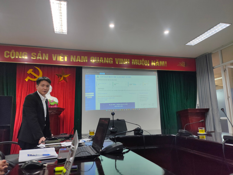 Phó Giám đốc Trung tâm Quốc gia về Dịch vụ việc làm Nguyễn Văn An giới thiệu về bộ công cụ quản lý điều hành sàn giao dịch việc làm trực tuyến.