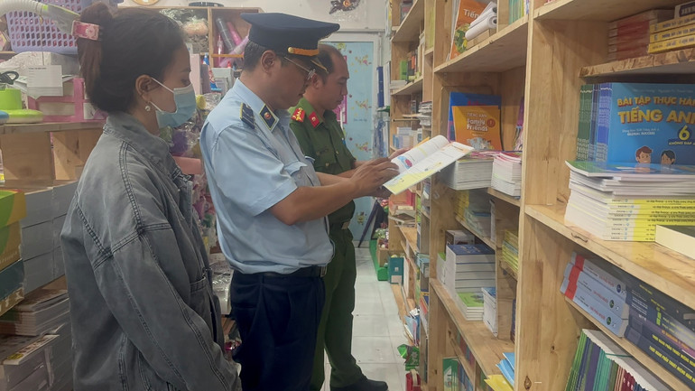 Đoàn kiểm tra đột xuất Nhà sách giáo dục Onlygol - văn phòng Duy Ngân thành phố Thủ Dầu Một, tỉnh Bình Dương
