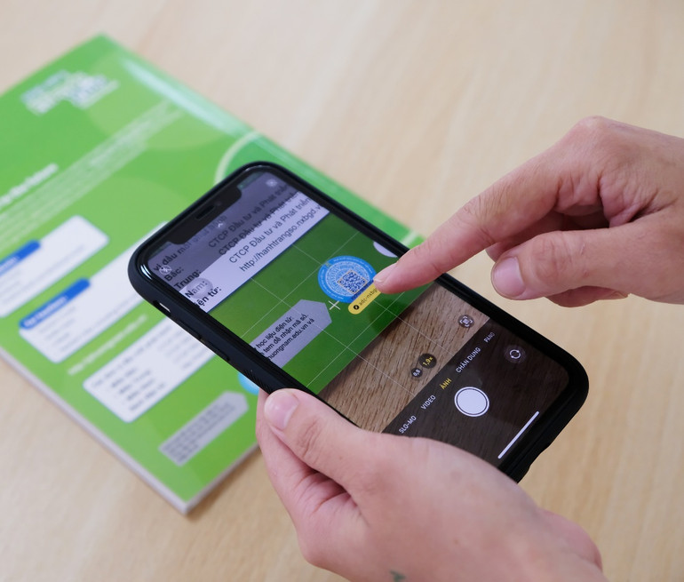 Mỗi cuốn sách của NXB Giáo dục Việt Nam sẽ được cấp 1 mã định danh riêng. Phụ huynh/học sinh cào nhẹ lớp nhũ bạc trên tem, quét mã QR để xác thực nguồn gốc sản phẩm trước khi sử dụng.