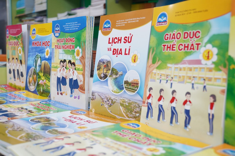 Sách giáo khoa 4, 8, 11 đã được bày bán tại các cửa hàng trên khu vực TP Hồ Chí Minh.