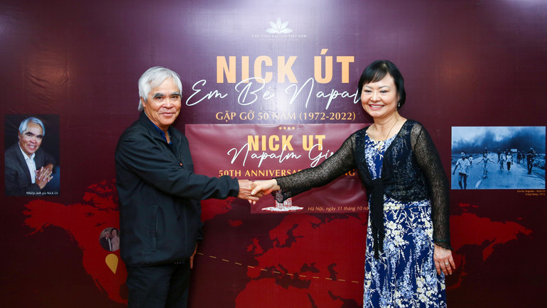 Tháng 10/2022, sau 50 năm, lần đầu Nick Út (bên trái) và Kim Phúc gặp lại nhau tại Việt Nam.