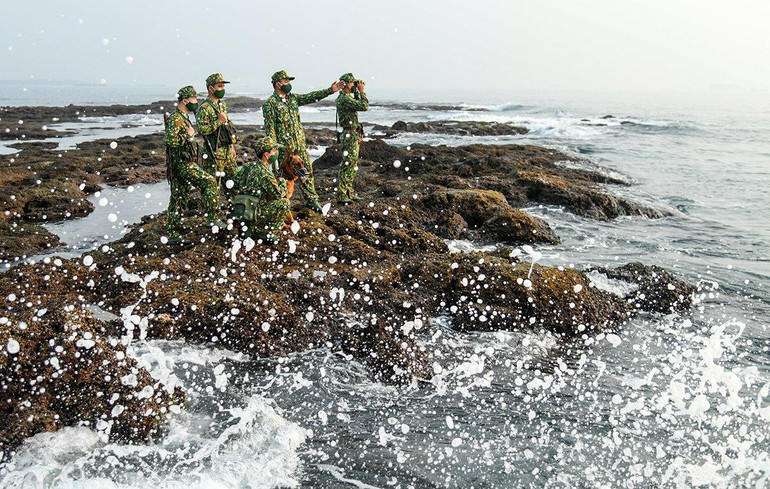 Chiến sĩ Đồn Biên phòng cửa khẩu cảng Kỳ Hà thực hiện nhiệm vụ, bảo vệ chủ quyền, an ninh biên giới. Ảnh: THÀNH ĐẠT
