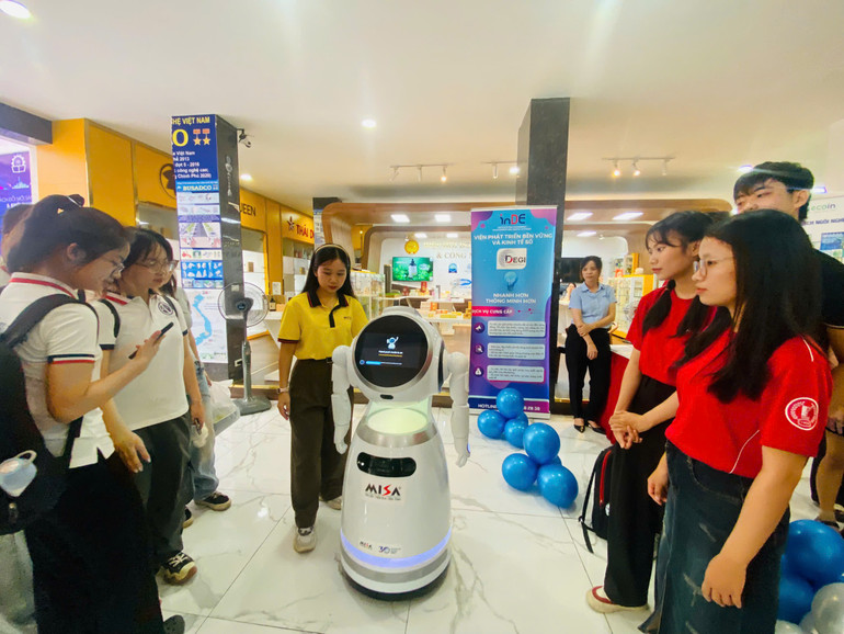 Triển lãm Sách Khoa học và Công nghệ 2025 còn là không gian tương tác, trải nghiệm công nghệ mới.