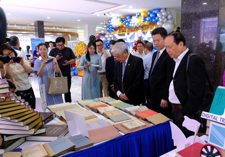 Nguyên Bộ trưởng Khoa học và Công nghệ, Chủ tịch Hội tự động hóa Việt Nam Nguyễn Quân cùng đại diện lãnh đạo các đơn vị của Bộ Khoa học và Công nghệ tham quan các gian trưng bày.