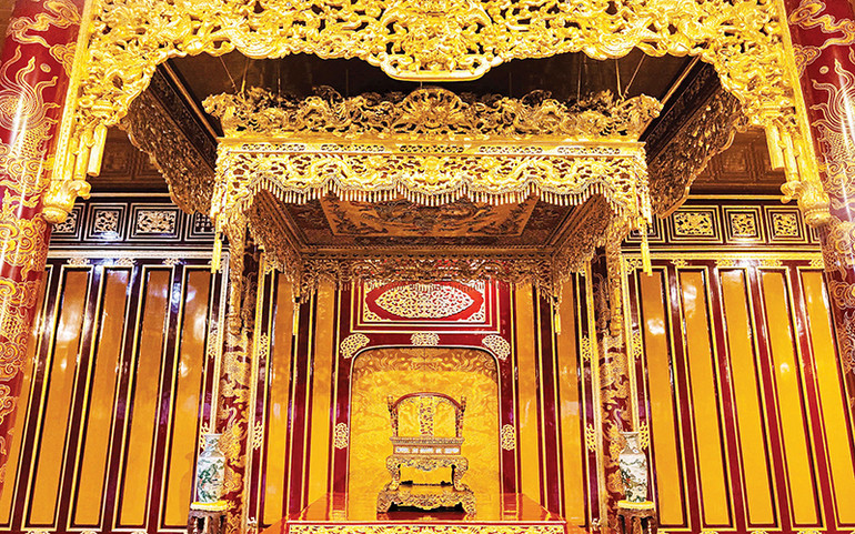 Bửu tán và ngai vàng là những “điểm nhấn” nổi bật, thể hiện sự uy nghi và trang trọng của không gian vua ngự. Bửu tán và ngai vàng là những “điểm nhấn” nổi bật, thể hiện sự uy nghi và trang trọng của không gian vua ngự.