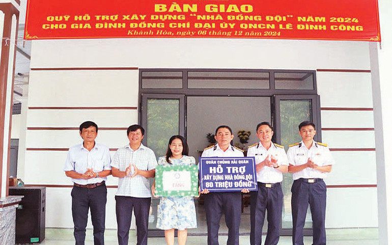 Đại diện Lữ đoàn 101, Vùng 4 Hải quân bàn giao Nhà đồng đội tặng gia đình đồng chí Lê Đình Công. (Ảnh HQ) Đại diện Lữ đoàn 101, Vùng 4 Hải quân bàn giao Nhà đồng đội tặng gia đình đồng chí Lê Đình Công. (Ảnh HQ)