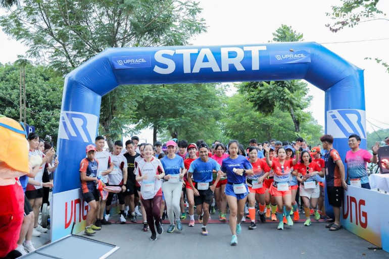 UpRace Day Hà Nội với sự tham gia của 3 Đại sứ: Chi Pu, Đoàn Thu Thủy và Trần Văn Đảng UpRace Day Hà Nội với sự tham gia của 3 Đại sứ: Chi Pu, Đoàn Thu Thủy và Trần Văn Đảng