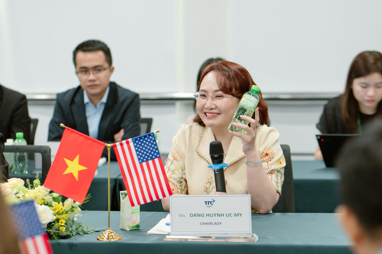 Chủ tịch Hội đồng Quản trị TTC AgriS, bà Đặng Huỳnh Ức My, trong buổi làm việc với đoàn Chính phủ Hoa Kỳ trong tháng 2/2025 - Khẳng định mở rộng hợp tác quốc tế về nông nghiệp bền vững và sản phẩm tự nhiên, nhằm nâng tầm thương hiệu Việt trên thị trường toàn cầu.