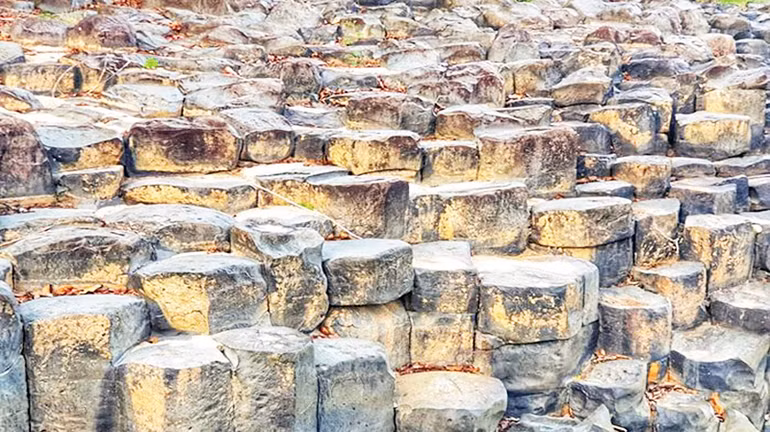 Suối có hàng nghìn phiến đá nhỏ vuông vắn, xếp chồng lên nhau dọc hai bên bờ. Suối có hàng nghìn phiến đá nhỏ vuông vắn, xếp chồng lên nhau dọc hai bên bờ.