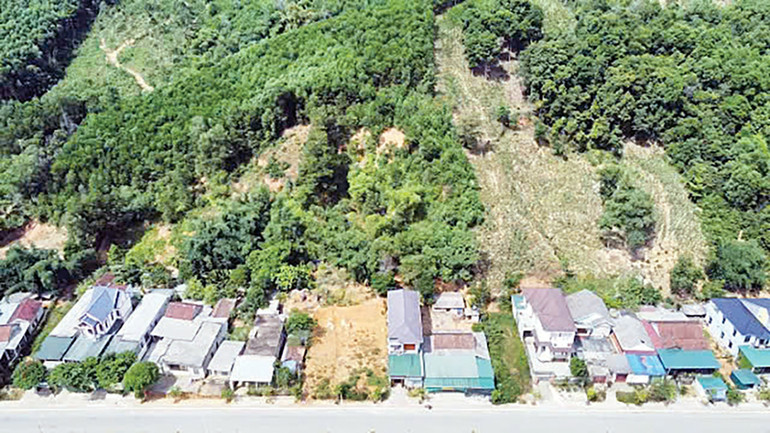 Sạt lở ở đồi Cây Sường đã ảnh hưởng trực tiếp đến cuộc sống của khoảng 40 hộ dân huyện Minh Hóa. Sạt lở ở đồi Cây Sường đã ảnh hưởng trực tiếp đến cuộc sống của khoảng 40 hộ dân huyện Minh Hóa.