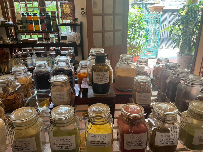 Qua mô hình kinh doanh tái sử dụng chai lọ, ông Michael Hytinen hy vọng mọi người sẽ quan tâm nhiều hơn tới các vấn đề môi trường. Qua mô hình kinh doanh tái sử dụng chai lọ, ông Michael Hytinen hy vọng mọi người sẽ quan tâm nhiều hơn tới các vấn đề môi trường.