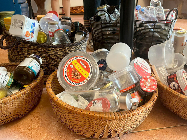 Chai, lọ đã qua sử dụng được cửa hàng nhận quyên góp từ chính các khách hàng. Sau khi vệ sinh kỹ càng, phân loại theo kích thước, chất liệu, chức năng,...chúng sẽ được xếp ngay ngắn ngay dưới quầy hàng tạo sự tiện lợi cho khách đến mua. Chai, lọ đã qua sử dụng được cửa hàng nhận quyên góp từ chính các khách hàng. Sau khi vệ sinh kỹ càng, phân loại theo kích thước, chất liệu, chức năng,...chúng sẽ được xếp ngay ngắn ngay dưới quầy hàng tạo sự tiện lợi cho khách đến mua.