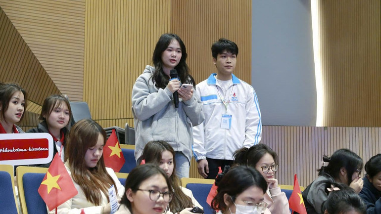 Học sinh tham gia tư vấn tuyển sinh.