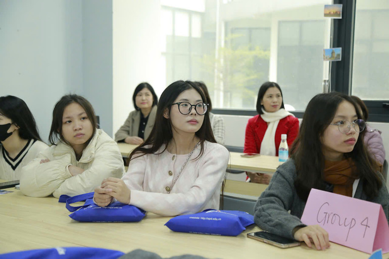 Học sinh tham gia trải nghiệm.