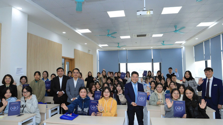 Các thầy cô không chỉ dạy kiến thức mà còn truyền cảm hứng.