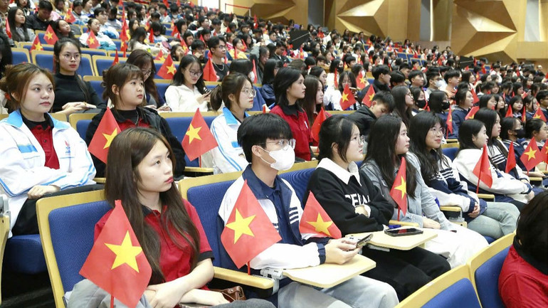 Đông đảo học sinh tham gia trải nghiệm "Một ngày làm sinh viên".