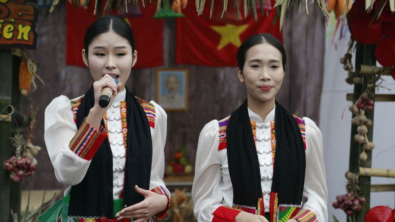 Sinh viên Học viện APD trong trang phục dân tộc.