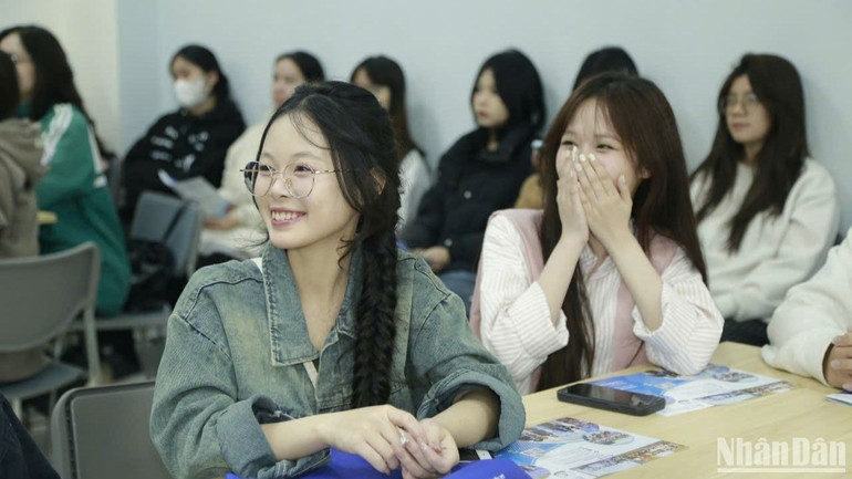 Học sinh THPT thích thú khi tham gia trải nghiệm học tập trên giảng đường đại học.