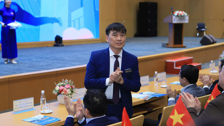 NGƯT, PGS,TS Trần Trọng Nguyên - Giám đốc Học viện Chính sách và Phát triển đón chào học sinh đến thăm Học viện.