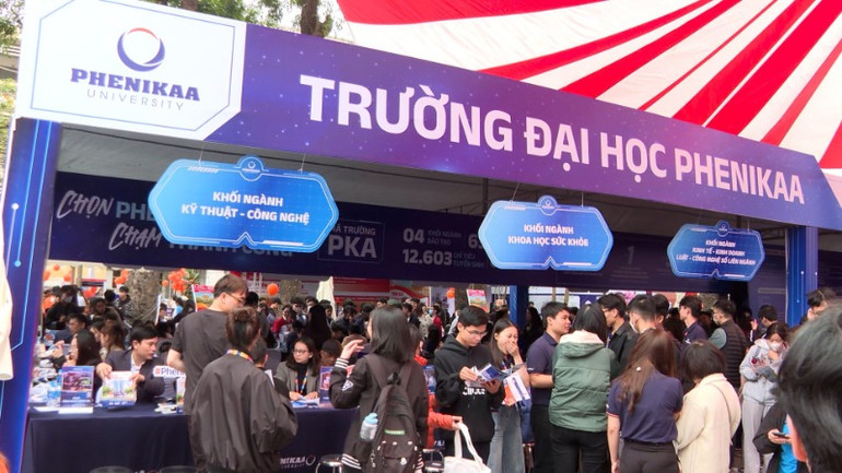 Trường Đại học Phenikaa tích hợp các khóa học online vào các chương trình đào tạo để sinh viên cập nhật những kiến thức mới về công nghệ.