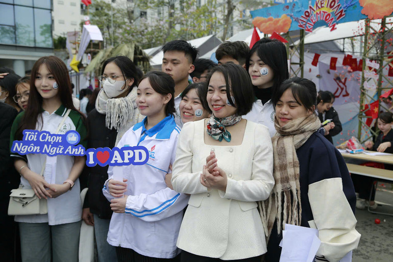 Học sinh, sinh viên có một ngày trải nghiệm thú vị.