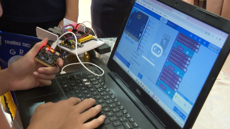Thi lập trình Robotics thu hút đông đảo học sinh tham gia.