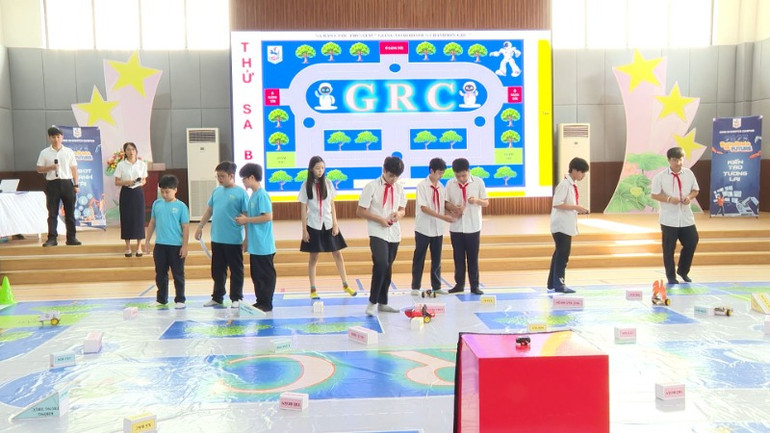 Sân chơi thi lắp ráp và lập trình Robotics của trường THCS Giảng Võ