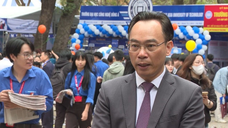 Thứ trưởng Bộ Giáo dục và Đào tạo Hoàng Minh Sơn.