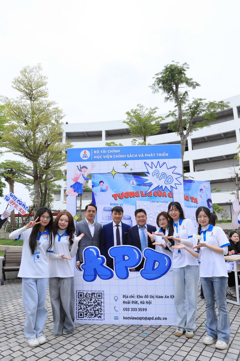 Các sinh viên năm nhất và năm hai đảm nhận vai trò hướng dẫn cho các học sinh trong hoạt động "APD Tour".