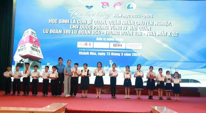 Trao học bổng tặng các cháu học sinh là con em của sĩ quan, quân nhân chuyên nghiệp, công nhân viên quốc phòng đang công tác tại Vùng 4 Hải quân. (Ảnh: CTV HQ)