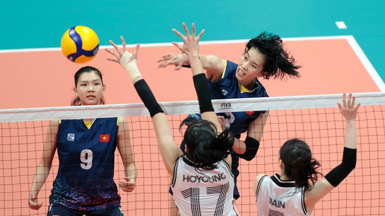 Đội tuyển bóng chuyền nữ Việt Nam thắng Hàn Quốc (áo trắng) 3-2 và vào vòng 16 đội. Đội tuyển bóng chuyền nữ Việt Nam thắng Hàn Quốc (áo trắng) 3-2 và vào vòng 16 đội.
