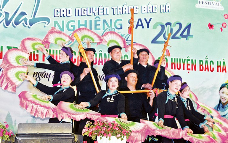 Các diễn viên, nghệ nhân mang đến những tiết mục nghệ thuật hấp dẫn, đậm đà bản sắc dân tộc của huyện Bắc Hà. (Ảnh Hoài Thu)