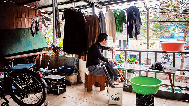 Nhiều khu tập thể giữa lòng Hà Nội như Thành Công, Giảng Võ, Ngọc Khánh đã xuống cấp, không bảo đảm an toàn nhưng một số gia đình vẫn cố bám trụ.