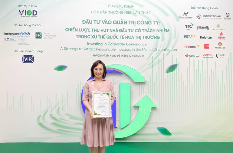 Bà Đặng Huỳnh Ức My - Chủ tịch Hội đồng Quản trị - đại diện TTC AgriS nhận vinh danh Top 50 doanh nghiệp tiên phong và cam kết nâng cao quản trị công ty Việt Nam (VNCG50)
