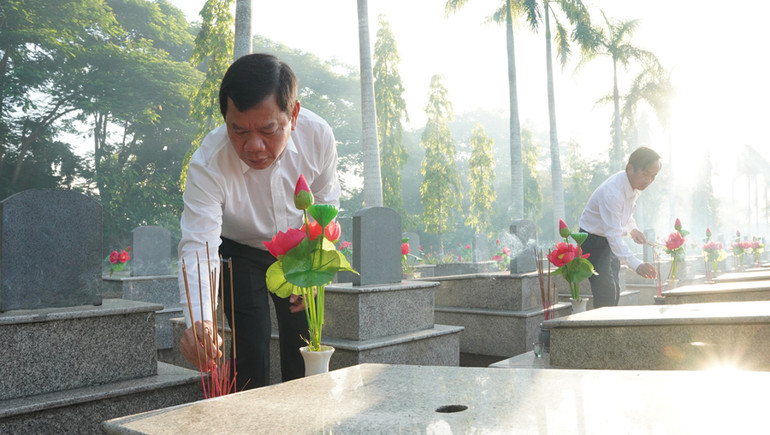 Chủ tịch Ủy ban nhân dân tỉnh Quảng Ngãi Đặng Văn Minh thắp hương trên các mộ phần tại Nghĩa trang liệt sĩ tỉnh Quảng Ngãi. Chủ tịch Ủy ban nhân dân tỉnh Quảng Ngãi Đặng Văn Minh thắp hương trên các mộ phần tại Nghĩa trang liệt sĩ tỉnh Quảng Ngãi.