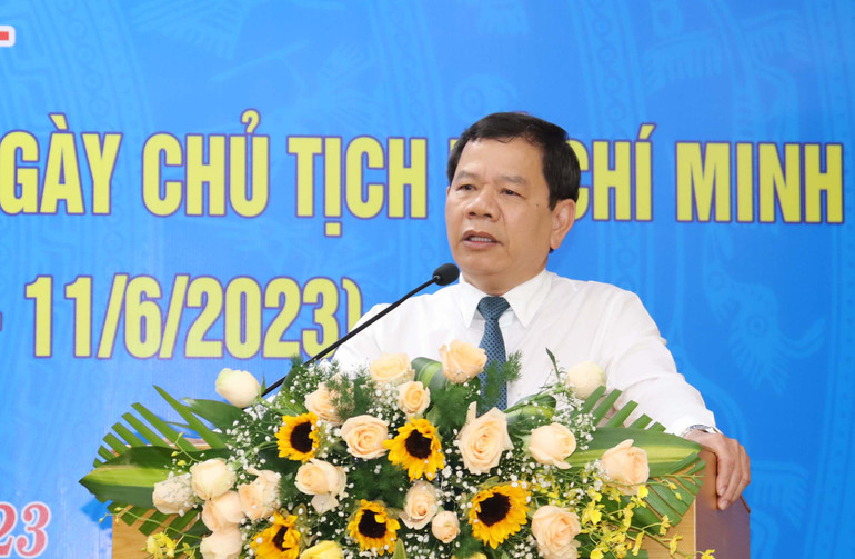 Chủ tịch Ủy ban nhân dân tỉnh Quảng Ngãi Đặng Văn Minh phát biểu tại hội nghị.