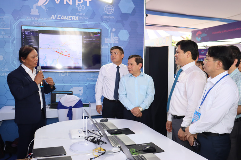 Đại diện VNPT giới thiệu với lãnh đạo tỉnh Quảng Ngãi về các sản phẩm và giải pháp công nghệ số.