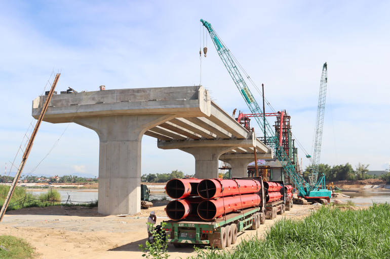 Liên danh các nhà thầu huy động hàng loạt phương tiện, thiết bị cùng đội ngũ người lao động chia làm nhiều mũi thi công ở tất cả các hạng mục dự án cầu Trà Khúc 3.