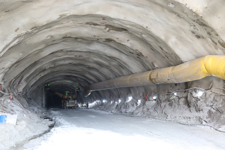 Tập đoàn Đèo Cả tăng số lượng mũi thi công từ 4 mũi thông thường thường thành 6 mũi, giúp tăng hiệu quả sử dụng máy móc thiết bị, giảm chi phí nhân công, máy móc.