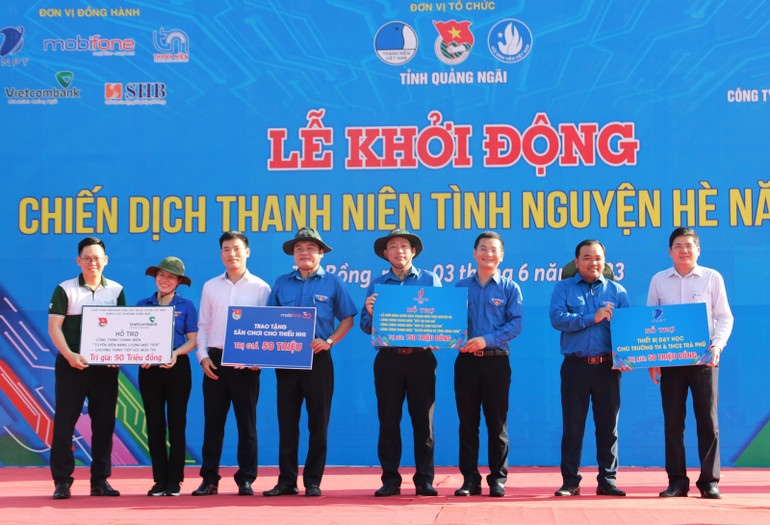 Lãnh đạo Tỉnh đoàn Quảng Ngãi nhận biểu trưng hỗ trợ xây dựng các công trình thanh niên.